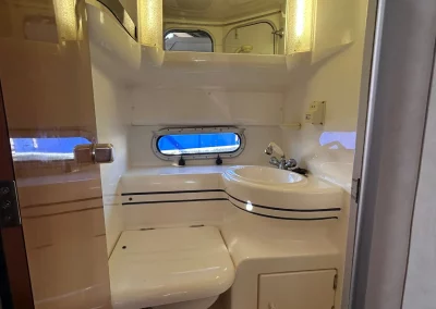 Sealine F33 baño