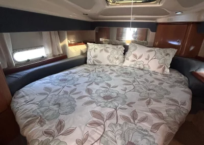 Sealine F33 dormitorio
